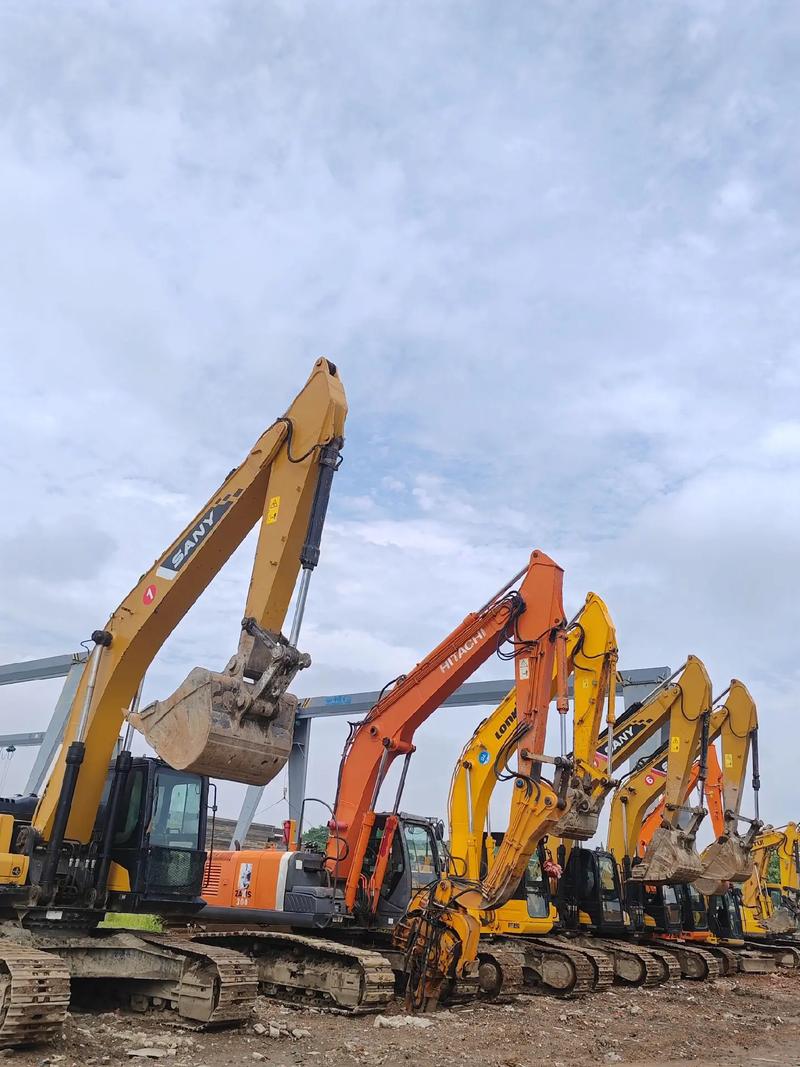 專業(yè)從事:工程機械 ,工程基礎(chǔ)維護,打樁機,挖掘機租賃,二手挖機